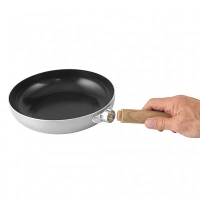 Avtakbart soft-touch-håndtak og keramisk non-stick-overflate på stekepannen.