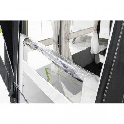 Öppna upp den övre delen på förtältets fönstersektion.