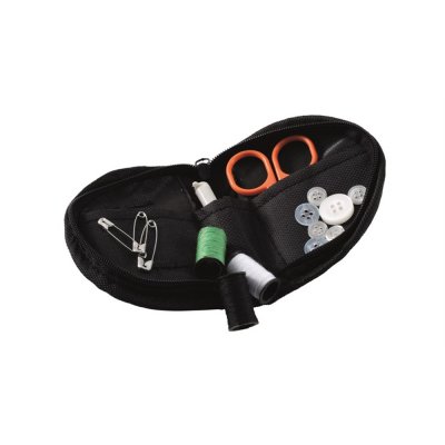 Easy Camp Sykit med nål, tråd,sax, knappar och säkerhetsnålar.