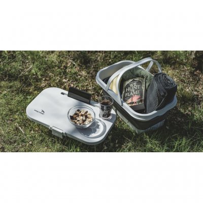 Lokket på kurven kan brukes som bord, slik at du slipper å plassere mat og drikke direkte på bakken.