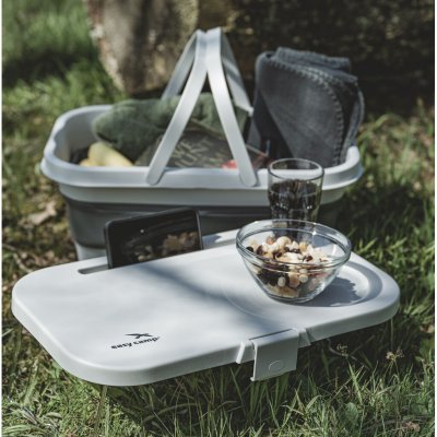 Takket være lokkets doble funksjon får du et stabilt underlag å sette mat og drikke på.