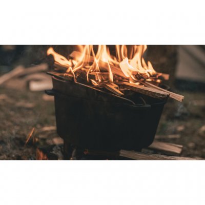 Lägg glöd eller eld ovanpå för att värma från två håll.