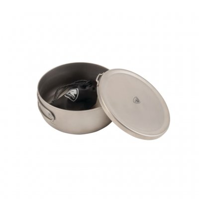 Gasbrännaren kan förvaras inuti grytan med gott om plast för övrig köksutrustning