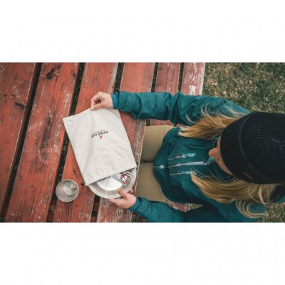 Oppbevaringspose i bomull medfølger.