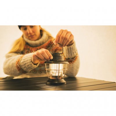 Liten, lett og oppladbar campinglampe med oppheng og kraftig batteri.