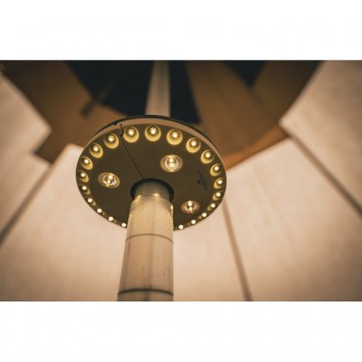 Lampa speciellt framtagen för tipitält/tältkåtor. Fästs på centrumstången och ger ljus i hela tältet.