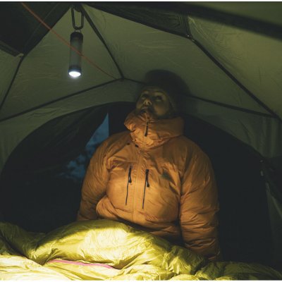 Denne lampen kombinerer både en lykt og en lommelykt i samme enhet.