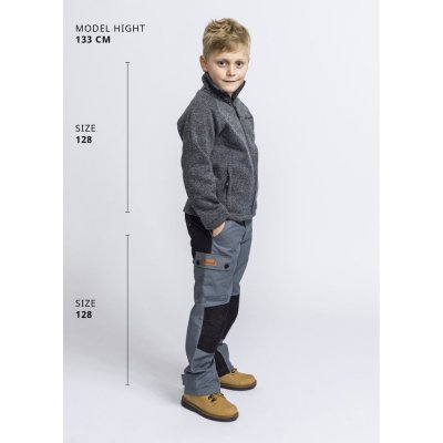 Stickad fleece med mjuk borstad insida.