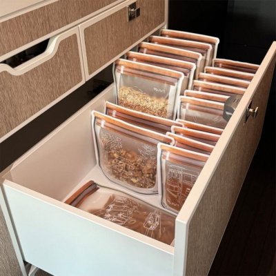 Veskene er laget av plast av høy kvalitet (OPP/PE/PET) og er spesielt slitesterke og BPA-frie – for trygg bruk i hverdagen og på