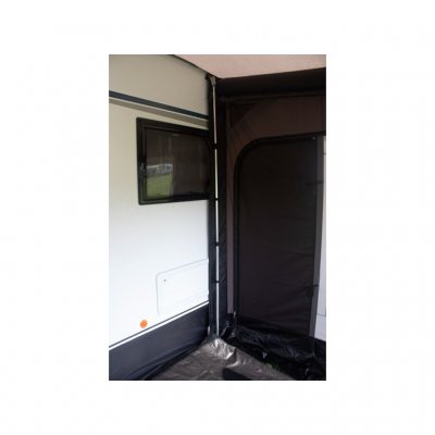 Stängerna förbättrar tätningen mot husvagnen.