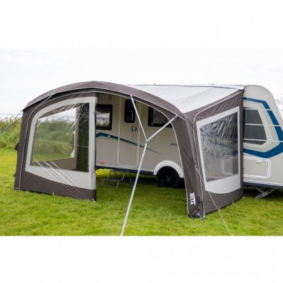 Frontpanelet på Sky Link 400 med en halv foldet til siden – en fleksibel design som gir mulighet for både åpenhet og beskyttelse