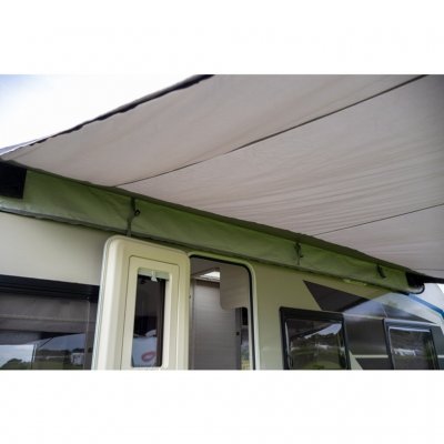 Sky Link 400 montert og oppbevaringsvesken synlig – en praktisk løsning som gjør det enkelt å rulle opp og transportere soltaket