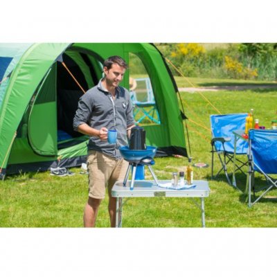 Koka morgonkaffet utanför tältet med grillen.