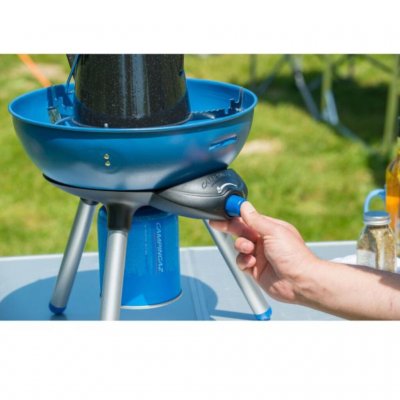 Koka kaffe på campinggrillens grytställ.