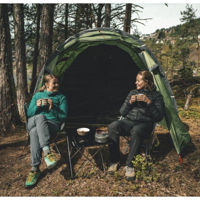 Robens Cima Versa 4 – nyt naturen med god plass i forteltet, perfekt for avslapning med stoler og bord.