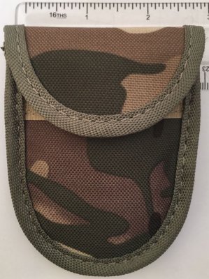 Viresågen packas i en förvaringsficka i med fäste för bälte