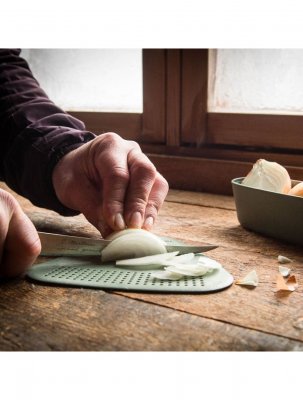 Går utmärkt att hacka grönsaker och andra ingredienser på skärbrädan