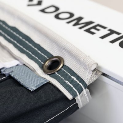 Dubbla kederlister gör att soltaket passar både husvagn och husbil.