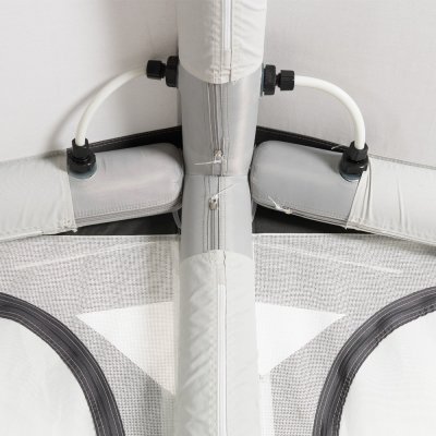 Luftkanalerna pumpas från en punkt vilket ger en snabb montering av tältet.