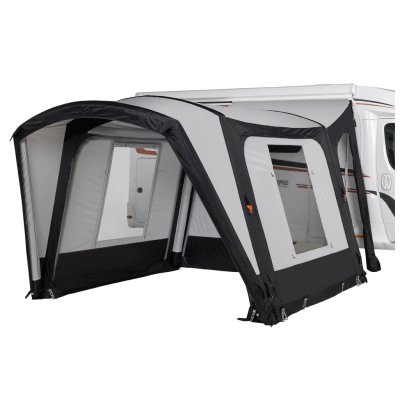 Fronten på husbilsförtältet går öppna helt.