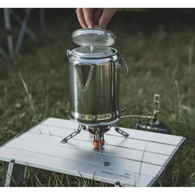 Med Easy Camp Adventure perkolatorpanne kan du enkelt brygge kaffe over åpen ild under friluftseventyret.