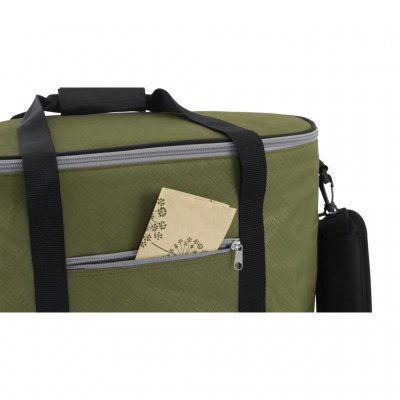 Kjølevesken har en sidelomme med glidelås.