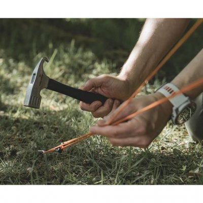 Robust hammer, perfekt for hardt underlag.