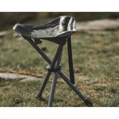 Hocker mit bequemer Sitzhöhe, vergleichbar mit der Höhe eines normalen Esszimmerstuhls.