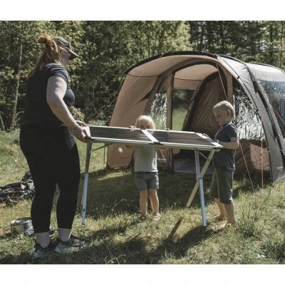 Easy Camp bordet Aspen L er veldig stabilt og romslig.