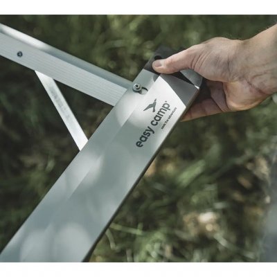 Ramme og bordplate i aluminium gir et lett og slitesterkt bord.