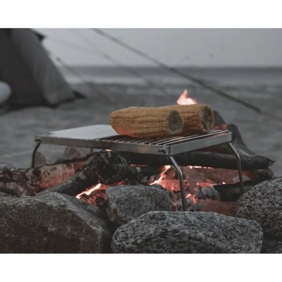 Grillstativet fungerer både som grill og som stativ for gryter og stekepanner.