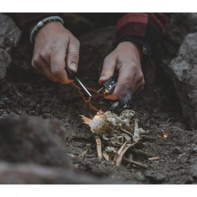 Easy Camp tennstål, et pakkvennlig verktøy for å gjøre opp ild eller tenne kokeapparatet, uansett vær.