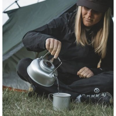Lett aluminiumkanne for tilberedning av varme drikker.