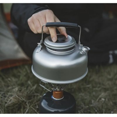 Lag enkelt kaffe, te eller andre varme drikker i denne kjelen på campingturen.
