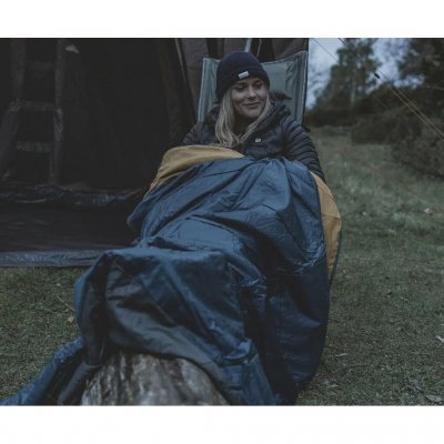 Easy Camp Falcon Blanket Blue er et mykt og behagelig pledd med premium fyll som gir god varme og liten pakningsstørrelse.