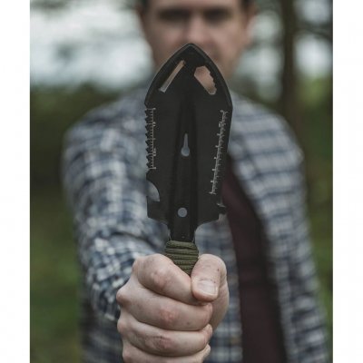 Easy Camp håndspade har et blad i rustfritt stål. Håndtaket er surret med paracord som gir et sikkert grep.