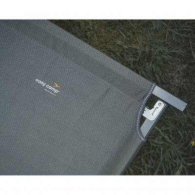Liggeflaten er laget av slitesterk polyester.