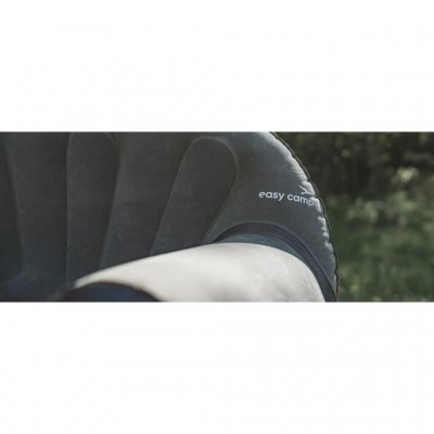 Maple oppblåsbar lenestol fra Easy Camp har myk velour i setet.