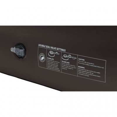 Lenestolen blåses opp med en vanlig pumpe for luftmadrasser.