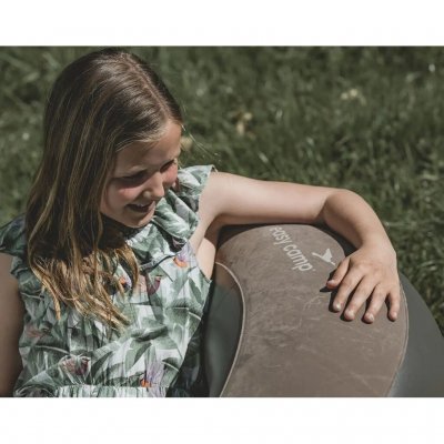 Oppblåsbar lenestol som fungerer like godt i teltet som utenfor.