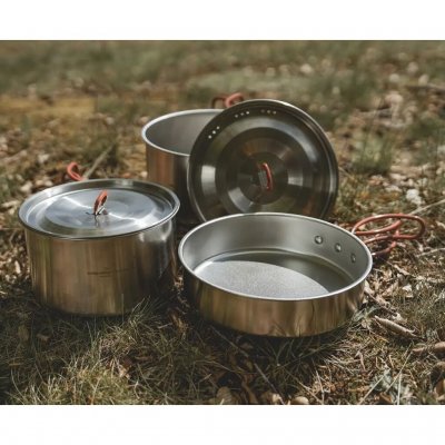 Lokkene til grytene har silhull, og både grytene og stekepannen har non-stick-belegg på bunnen.