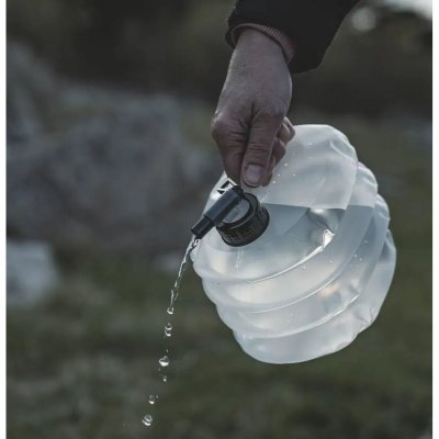 Dunken rommer 3 liter og har justerbar kran og håndtak.