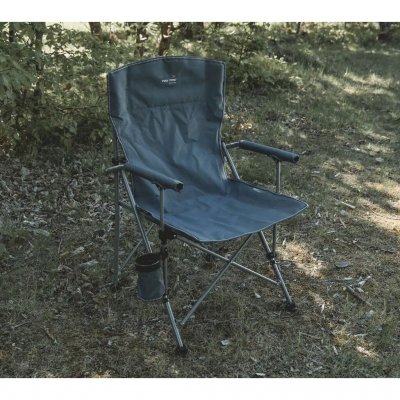 Easy Camp Oak er en pakkevennlig campingstol med robust stålramme, polstrede armlener og koppholder.
