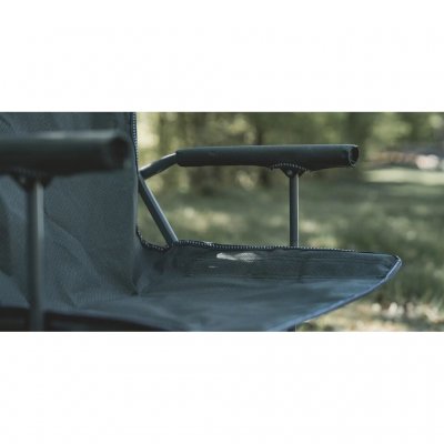 Skumpolstrede armlener.