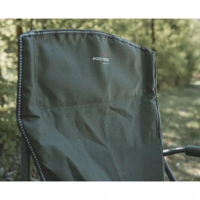 Stolen har en praktisk koppholder.