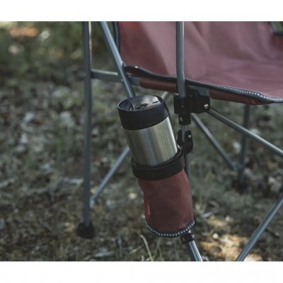 Stolen har en praktisk koppholder.