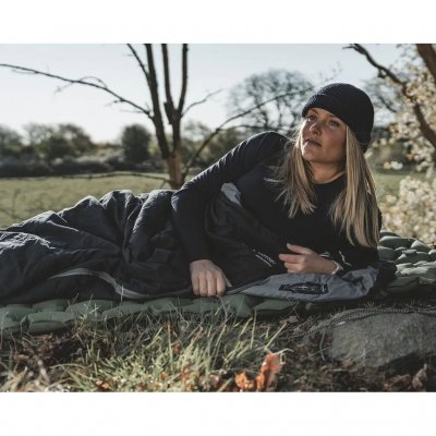 Lett og myk 1–2-sesongs sovepose som kan åpnes helt og brukes som dyne.