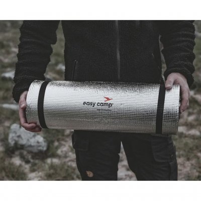 Elastiske stropper holder matten pent sammenrullet.