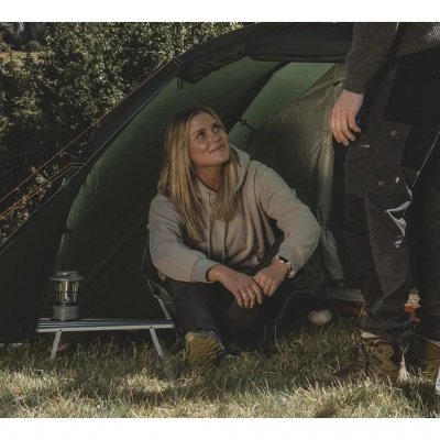 En lav stol som passer perfekt i teltets fortelt eller til matlaging nær bakken.