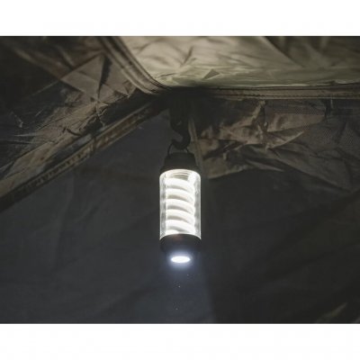 Lykten har en krok for oppheng.